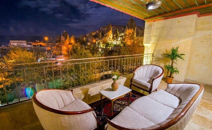 Seyir Teraslı - Balkonlu Manzaralı Klasik Taş Oda